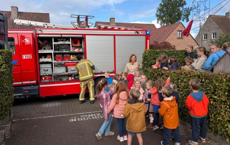 De brandweerwagen ontdekken na de jaarlijkse evacuatieoefening